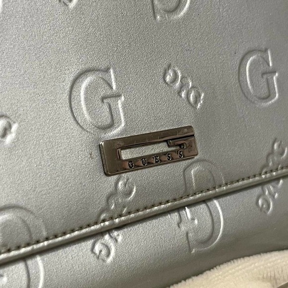 deadstock silver guess wallet - Picture 2 of 4